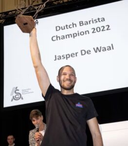 dutch_barista_champion_2022_jasper_de_waal_wint_met_Bentwood.jpg